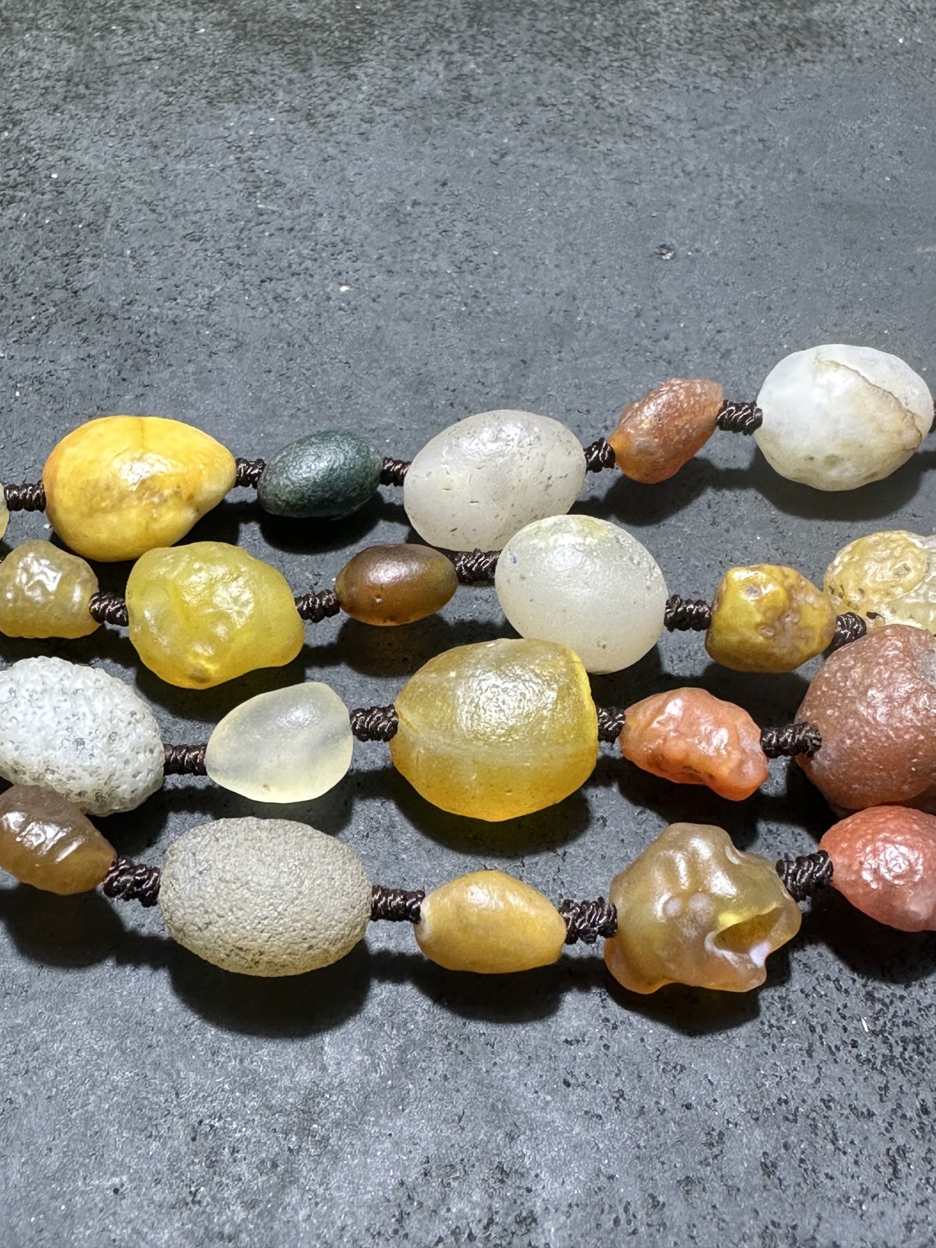 精美天然阿拉善彩珠玛瑙项链一条，