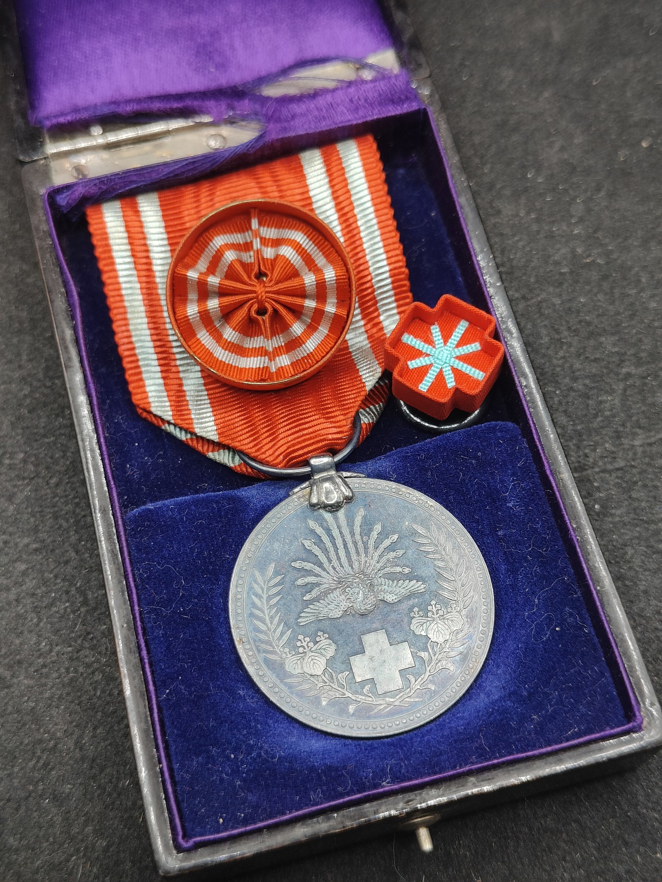 全场0元起拍 第131期 咸鱼国勋章拍卖专场 2月11日（周日）下午6：00开始 日本赤十字特别社员章 漆木盒银制带略