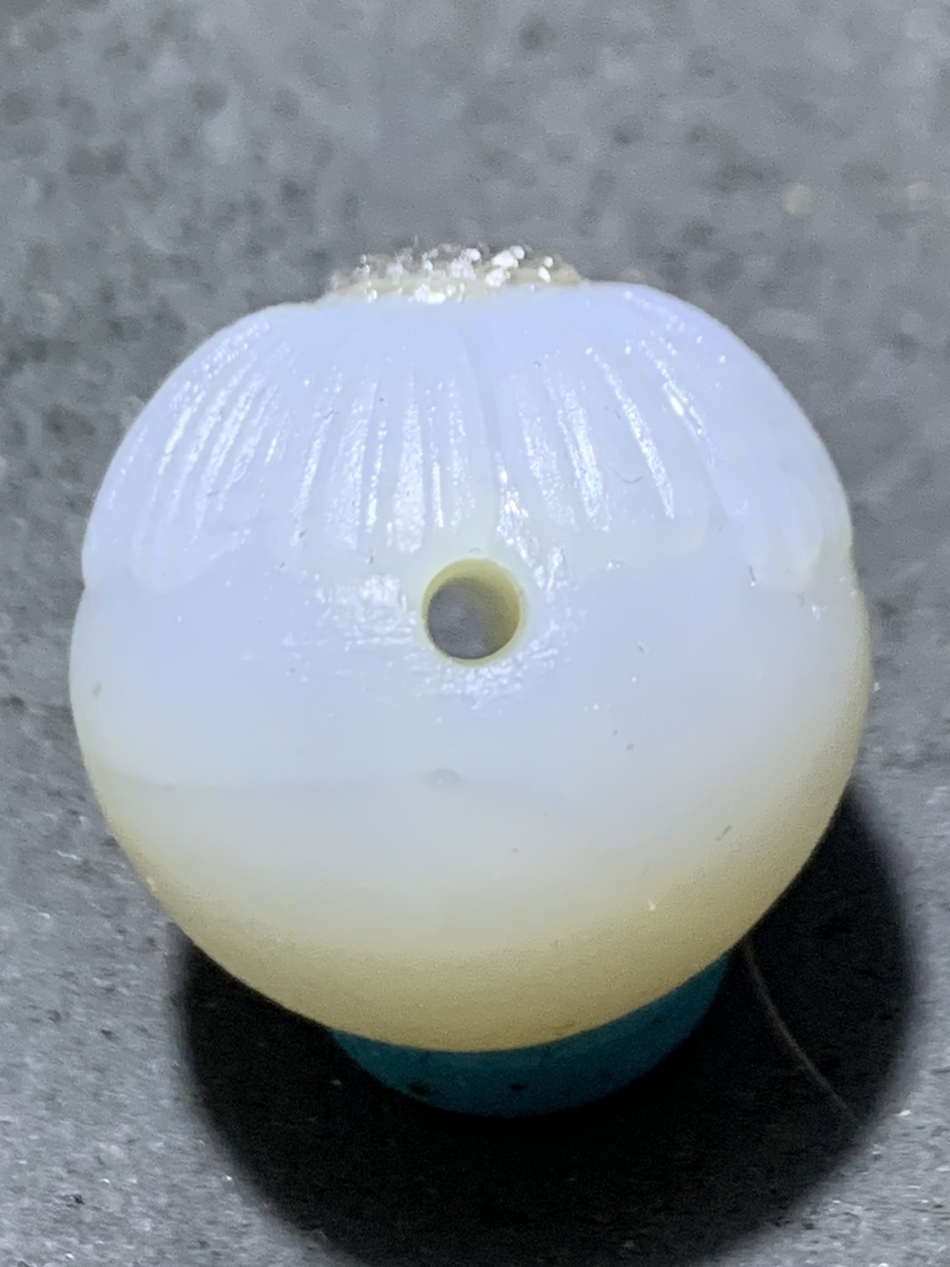 精美高玉化亚光海洋玉髓手工俏色巧雕太阳花随形圆珠一个