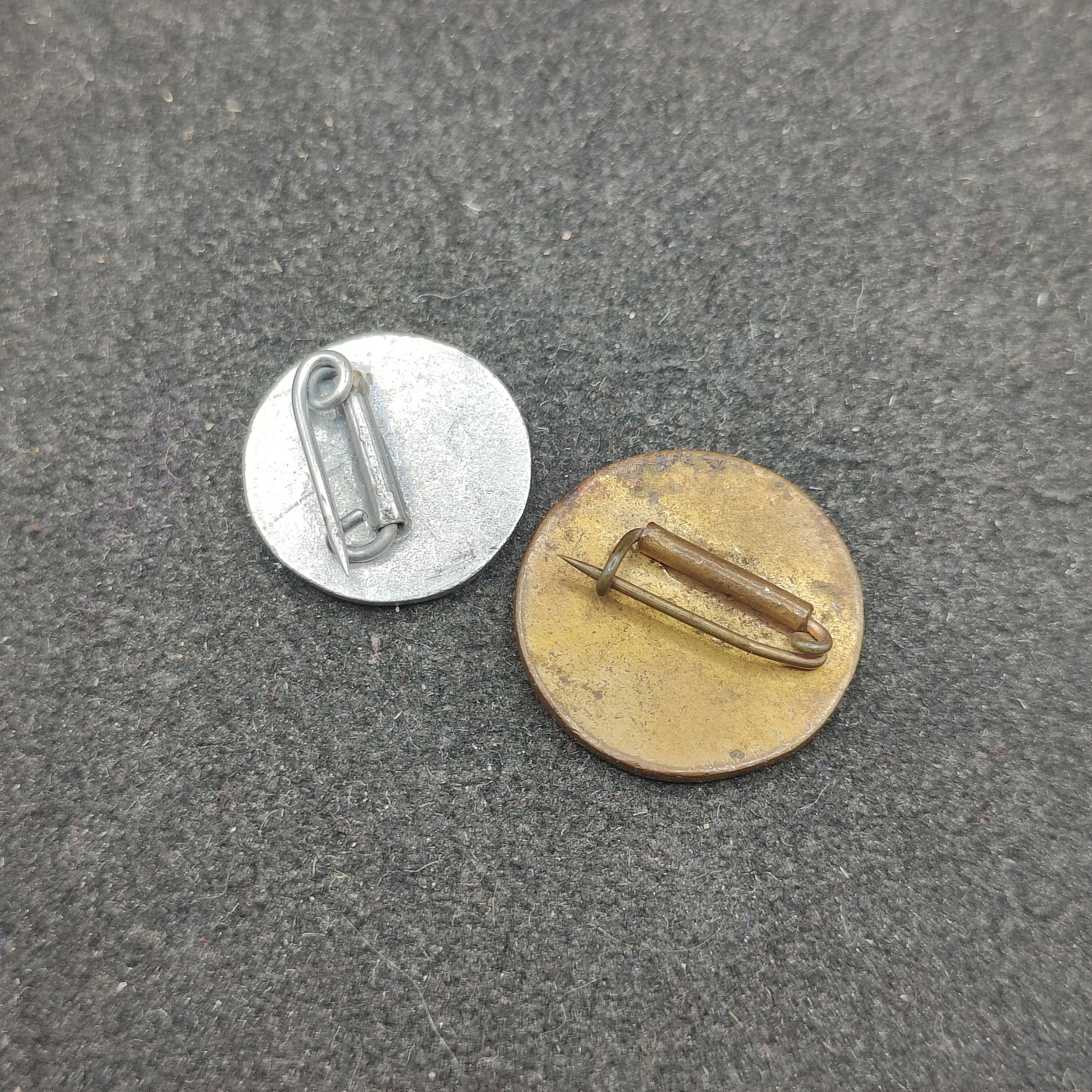 全场0元起拍 第131期 咸鱼国勋章拍卖专场 2月11日（周日）下午6：00开始 日本商会珐琅徽章两个