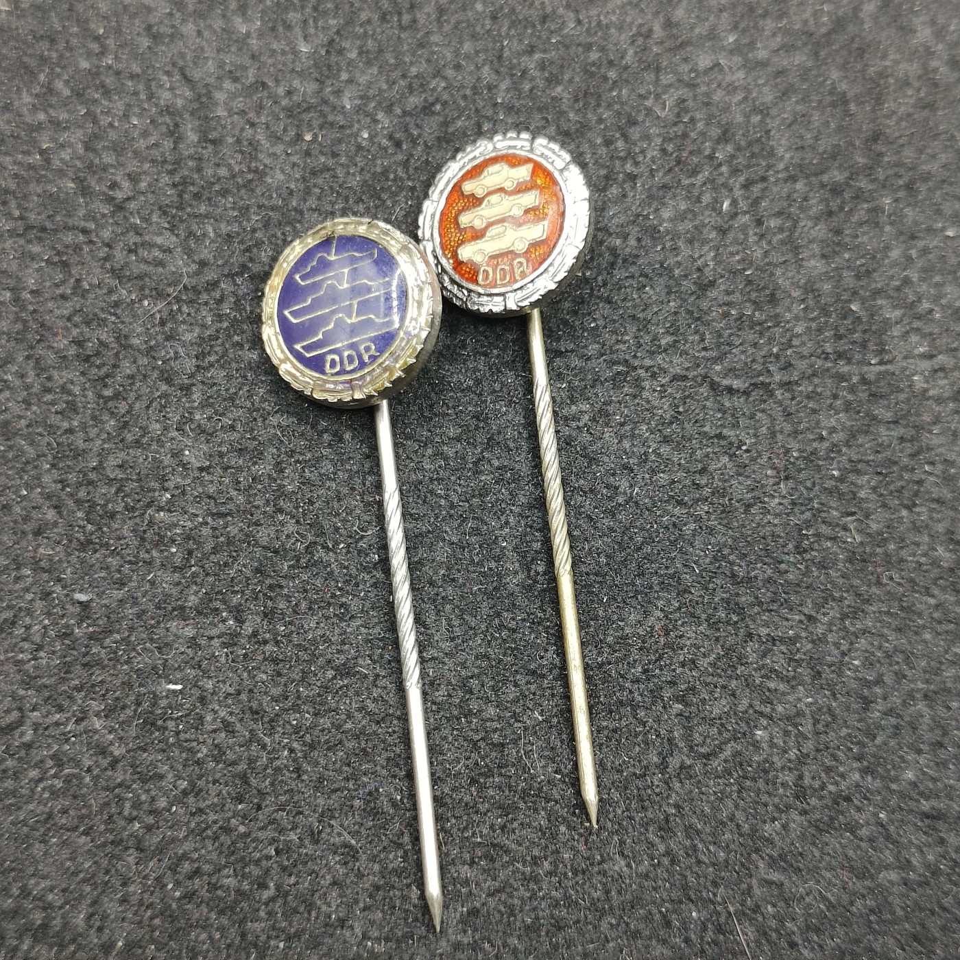 全场0元起拍 第131期 咸鱼国勋章拍卖专场 2月11日（周日）下午6：00开始 东德船舶与汽车协会徽章两个