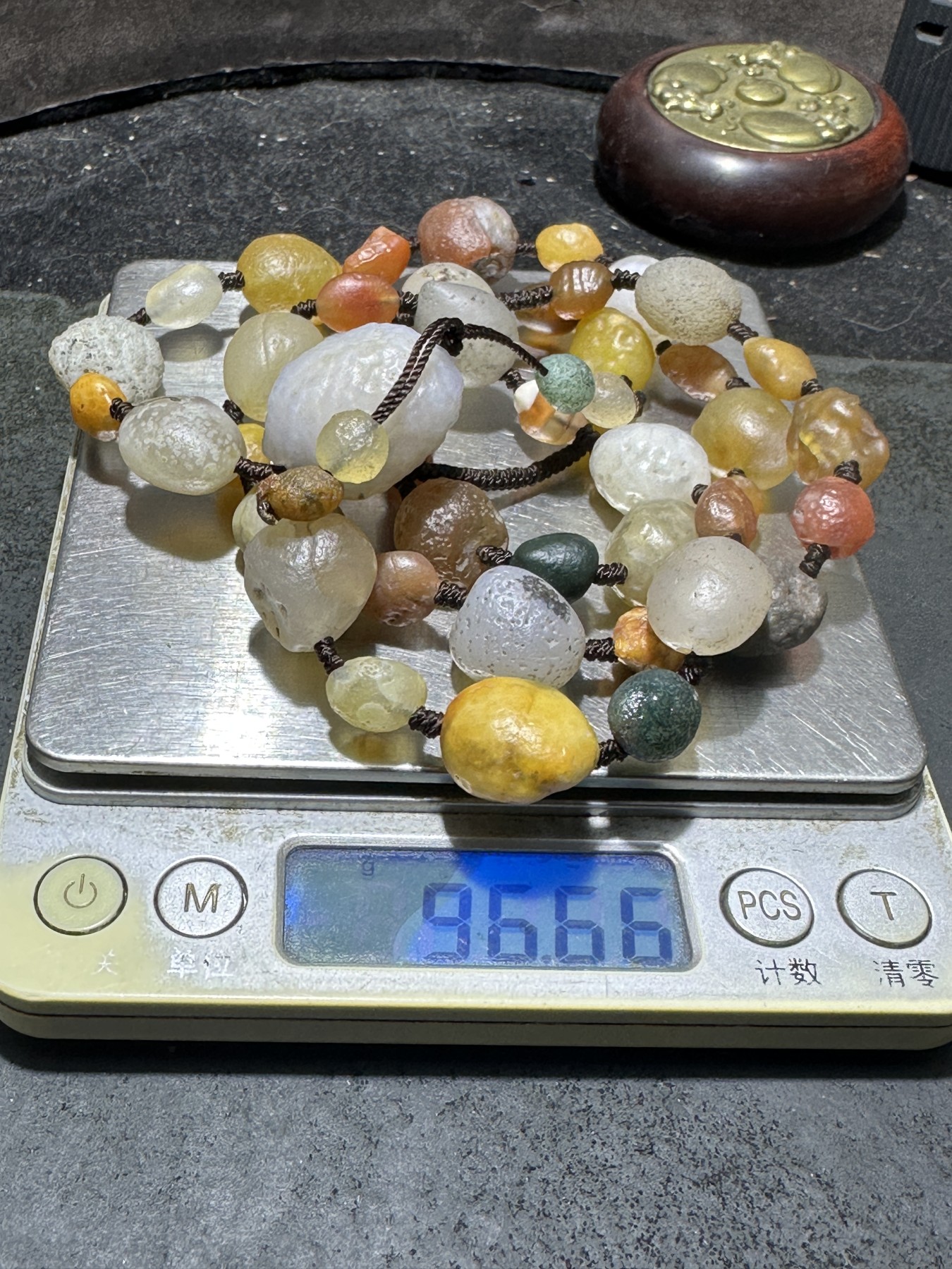 精美天然阿拉善彩珠玛瑙项链一条，