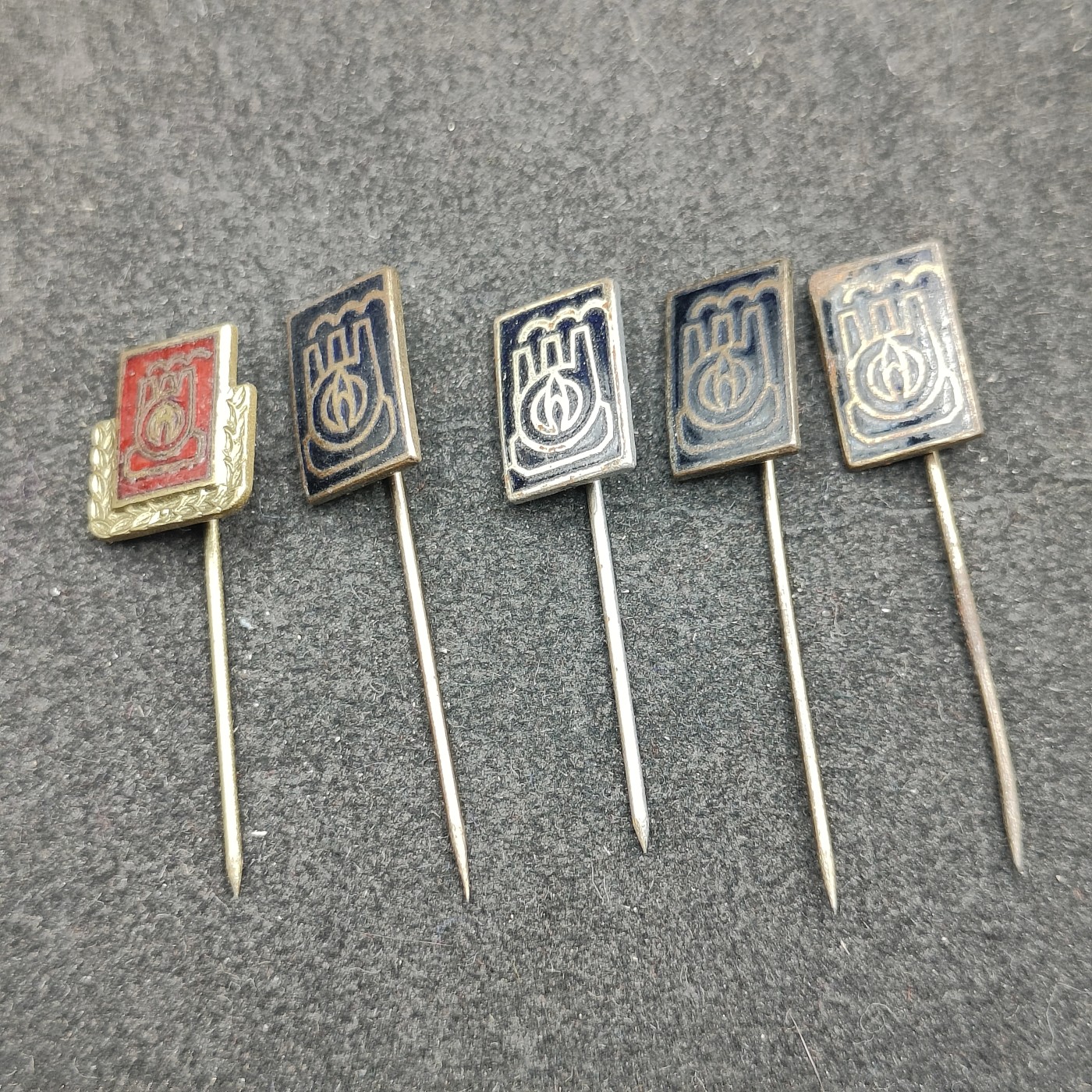 全场0元起拍 第131期 咸鱼国勋章拍卖专场 2月11日（周日）下午6：00开始 东德能源珐琅徽章五个