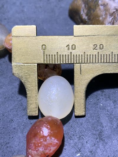 精美阿拉善彩珠玛瑙原石手串一条， 精美阿拉善彩珠玛瑙原石手串一条，