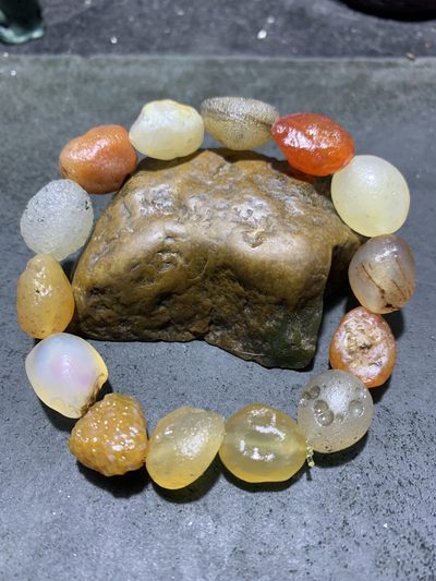精美阿拉善彩珠玛瑙原石手串一条， 精美阿拉善彩珠玛瑙原石手串一条，
