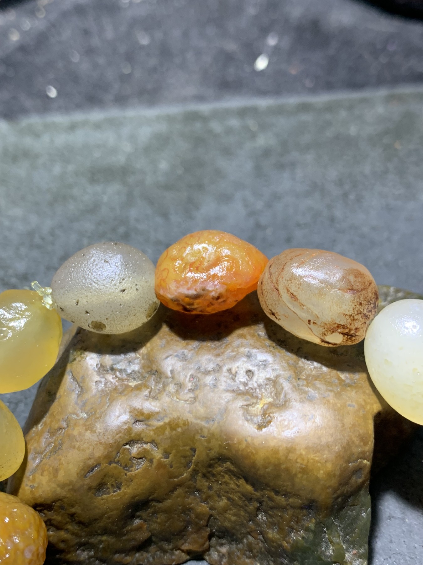 精美阿拉善彩珠玛瑙原石手串一条，