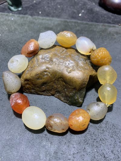 精美阿拉善彩珠玛瑙原石手串一条， 精美阿拉善彩珠玛瑙原石手串一条，