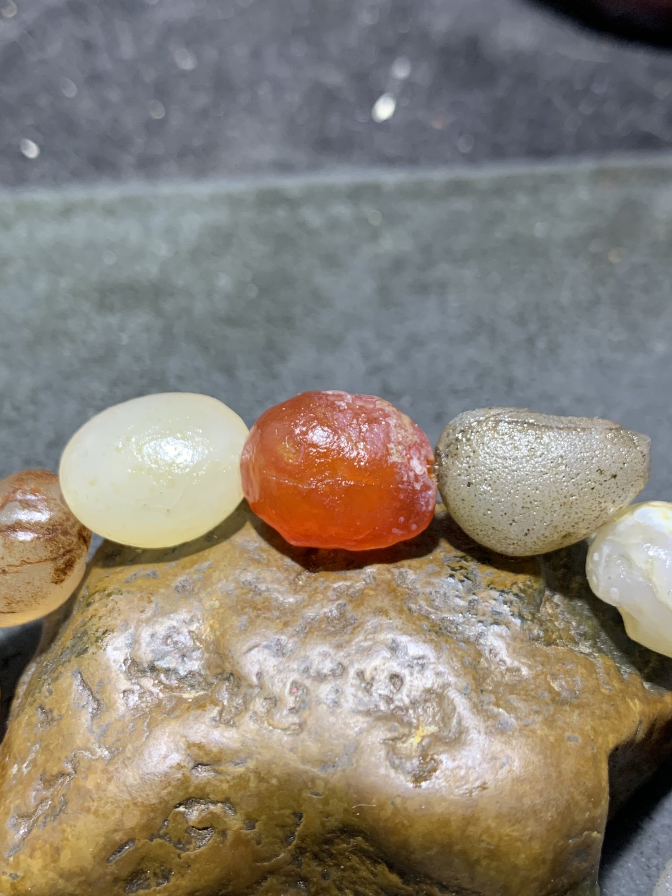 精美阿拉善彩珠玛瑙原石手串一条，