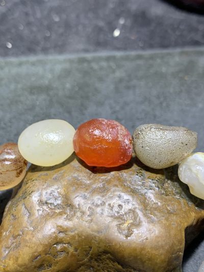 精美阿拉善彩珠玛瑙原石手串一条， 精美阿拉善彩珠玛瑙原石手串一条，