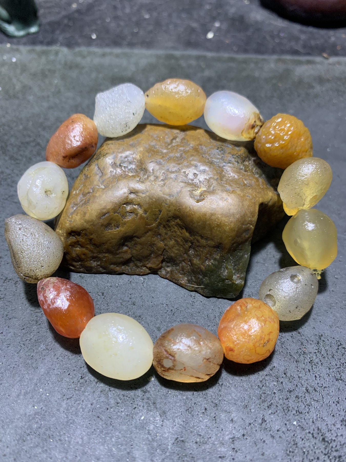 精美阿拉善彩珠玛瑙原石手串一条，