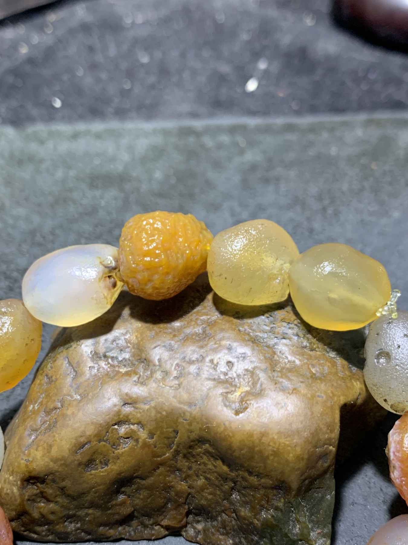 精美阿拉善彩珠玛瑙原石手串一条，