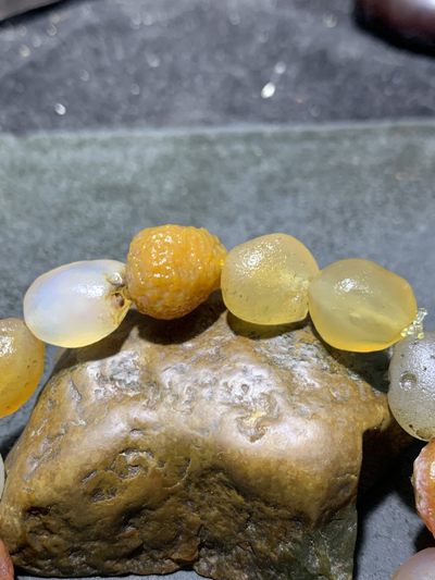 精美阿拉善彩珠玛瑙原石手串一条， 精美阿拉善彩珠玛瑙原石手串一条，