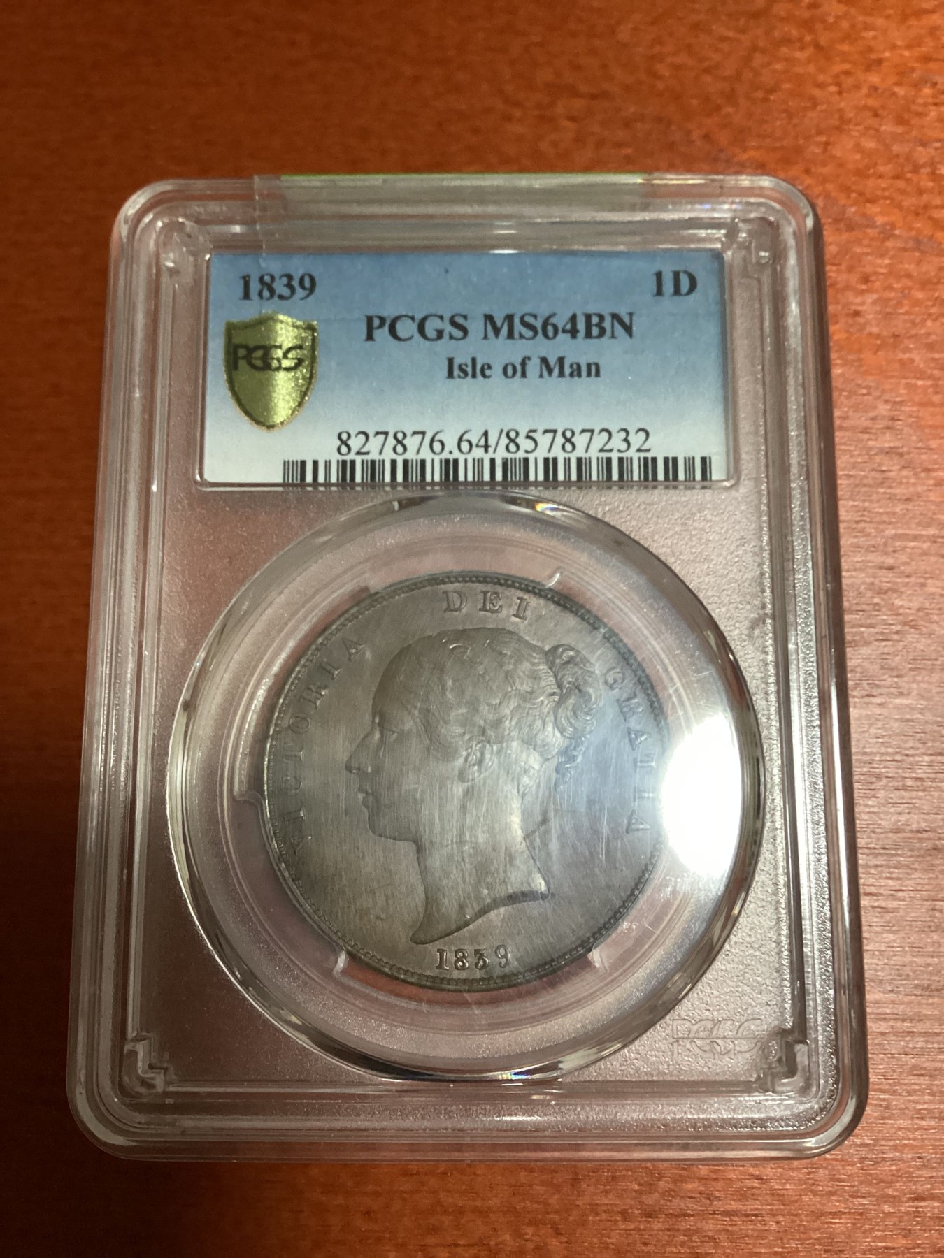 长老汇兔年精选第二场 1839 马恩岛维多利亚首年1便士大铜币，PCGS MS64BN，冠军分，马恩岛三条腿徽章非常抓眼球