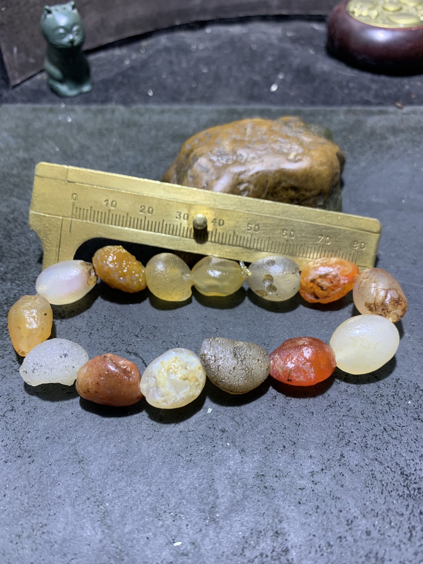 精美阿拉善彩珠玛瑙原石手串一条，