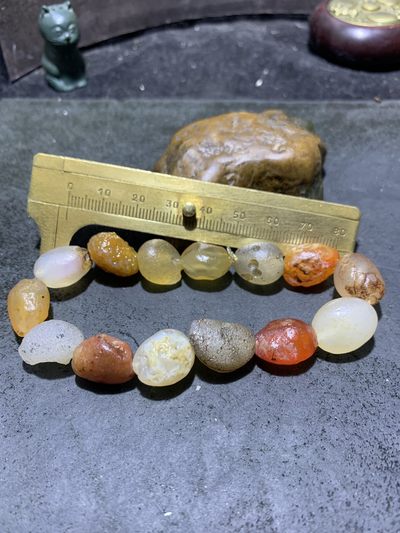 精美阿拉善彩珠玛瑙原石手串一条， 精美阿拉善彩珠玛瑙原石手串一条，