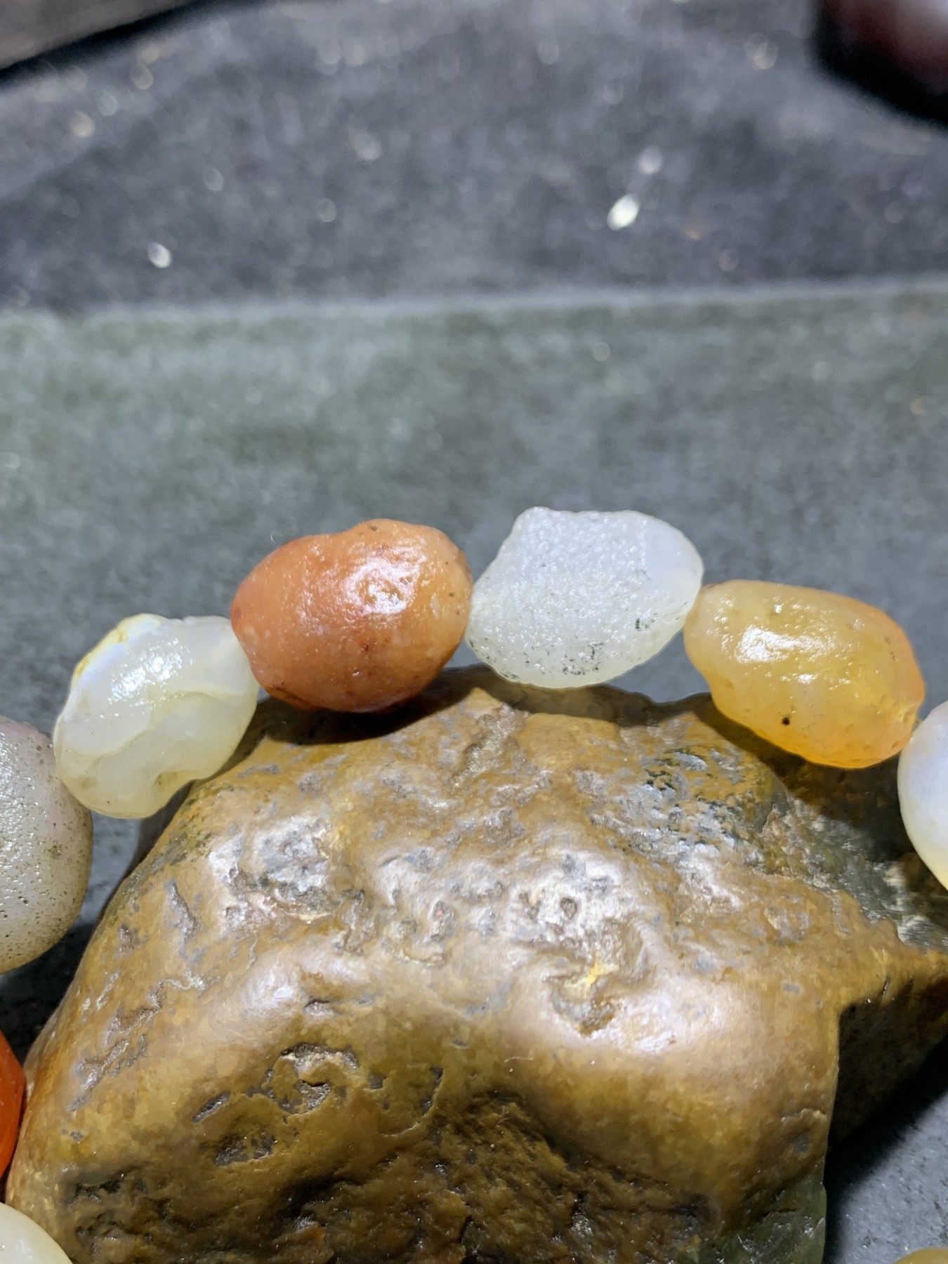 精美阿拉善彩珠玛瑙原石手串一条，