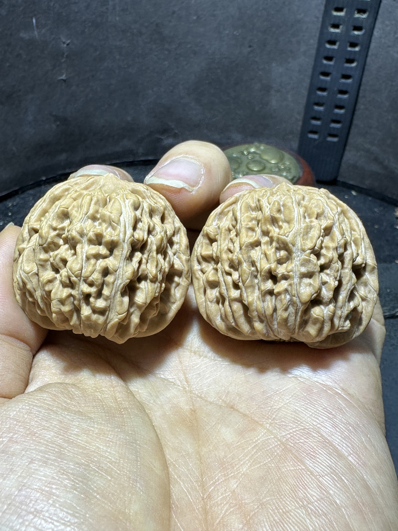 精美原桩四座楼狮子头文玩核桃一对，