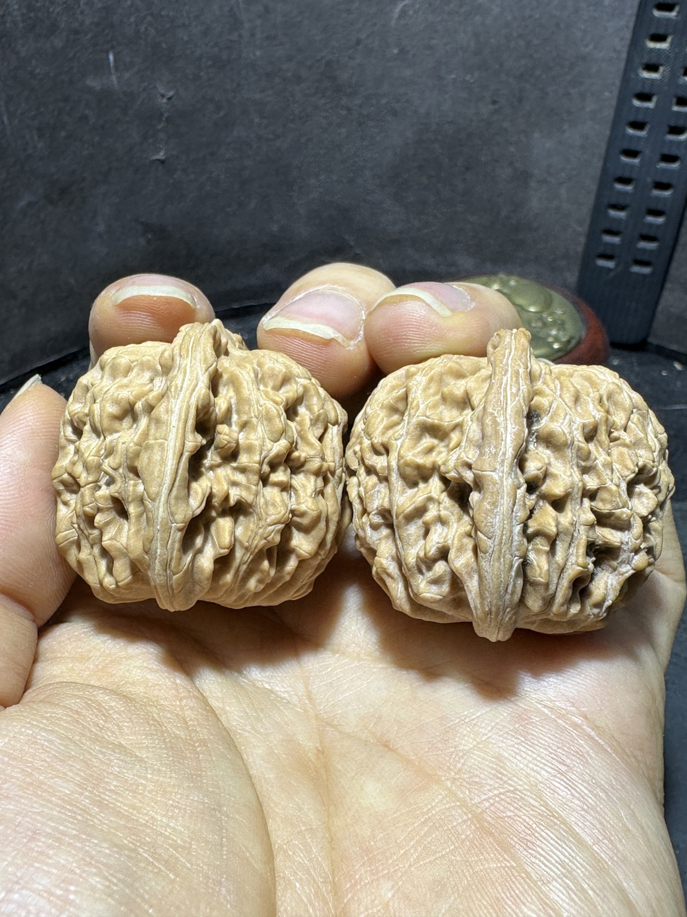 精美原桩四座楼狮子头文玩核桃一对，