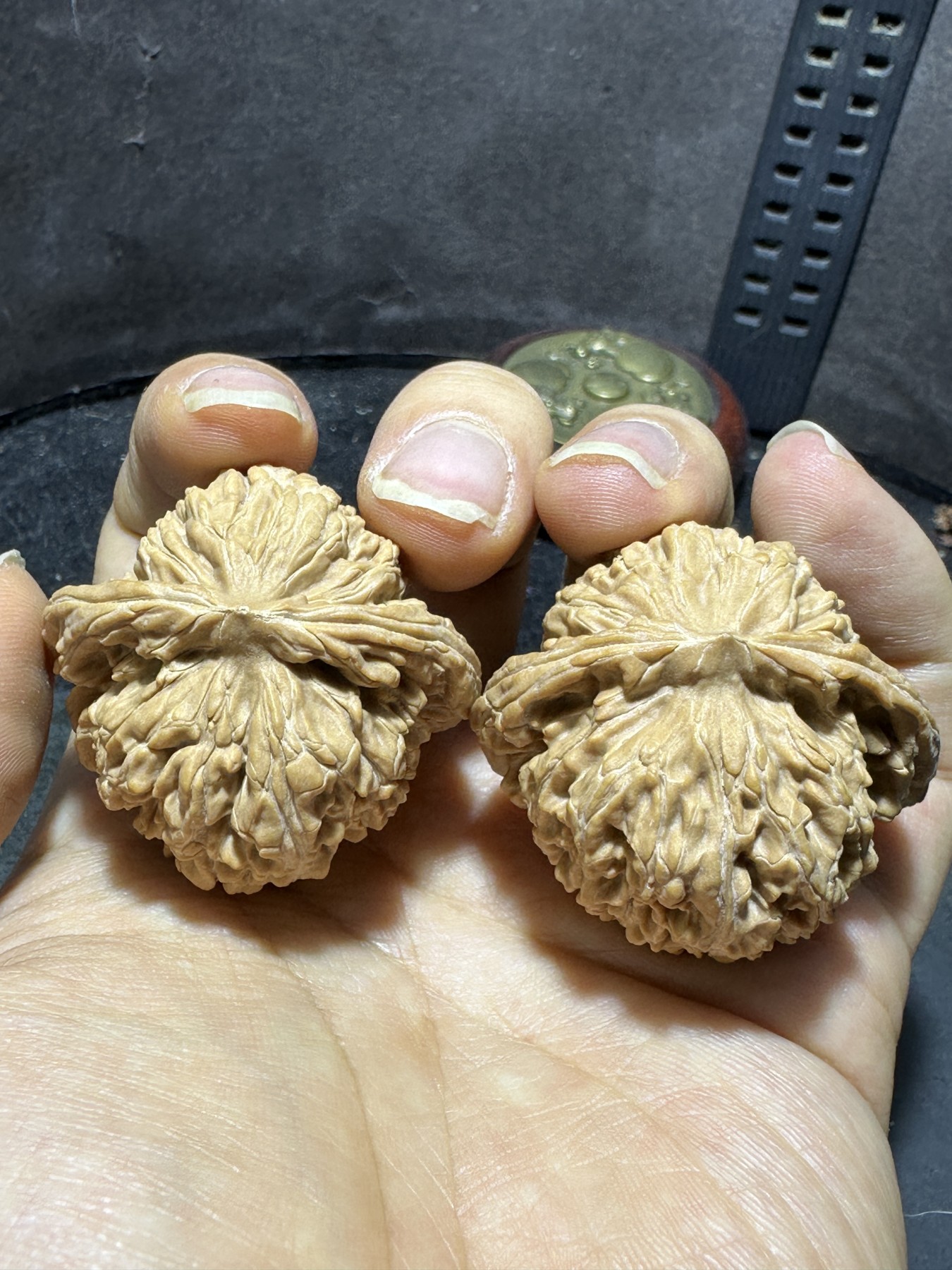 精美原桩四座楼狮子头文玩核桃一对，