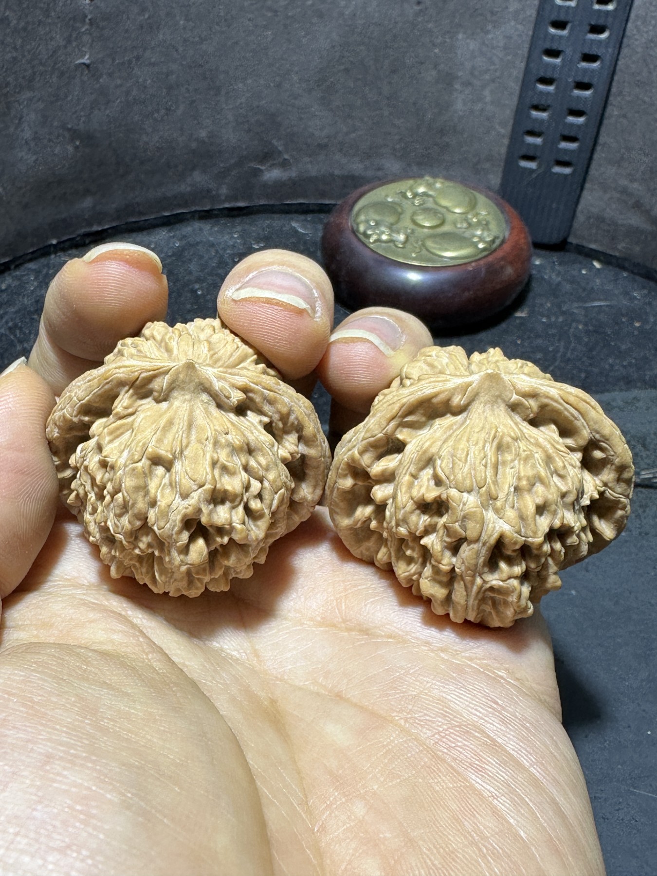 精美原桩四座楼狮子头文玩核桃一对，