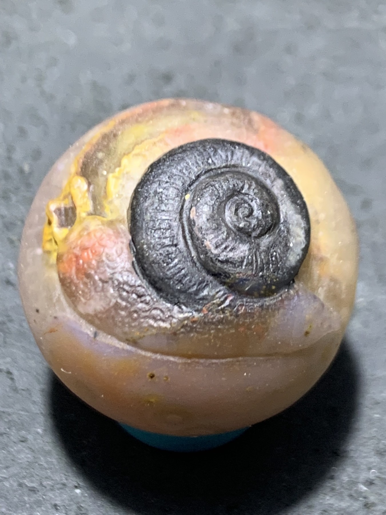 精美冰飘糖心料亚光战国红玛瑙手工俏色巧雕蜗牛随形珠一个