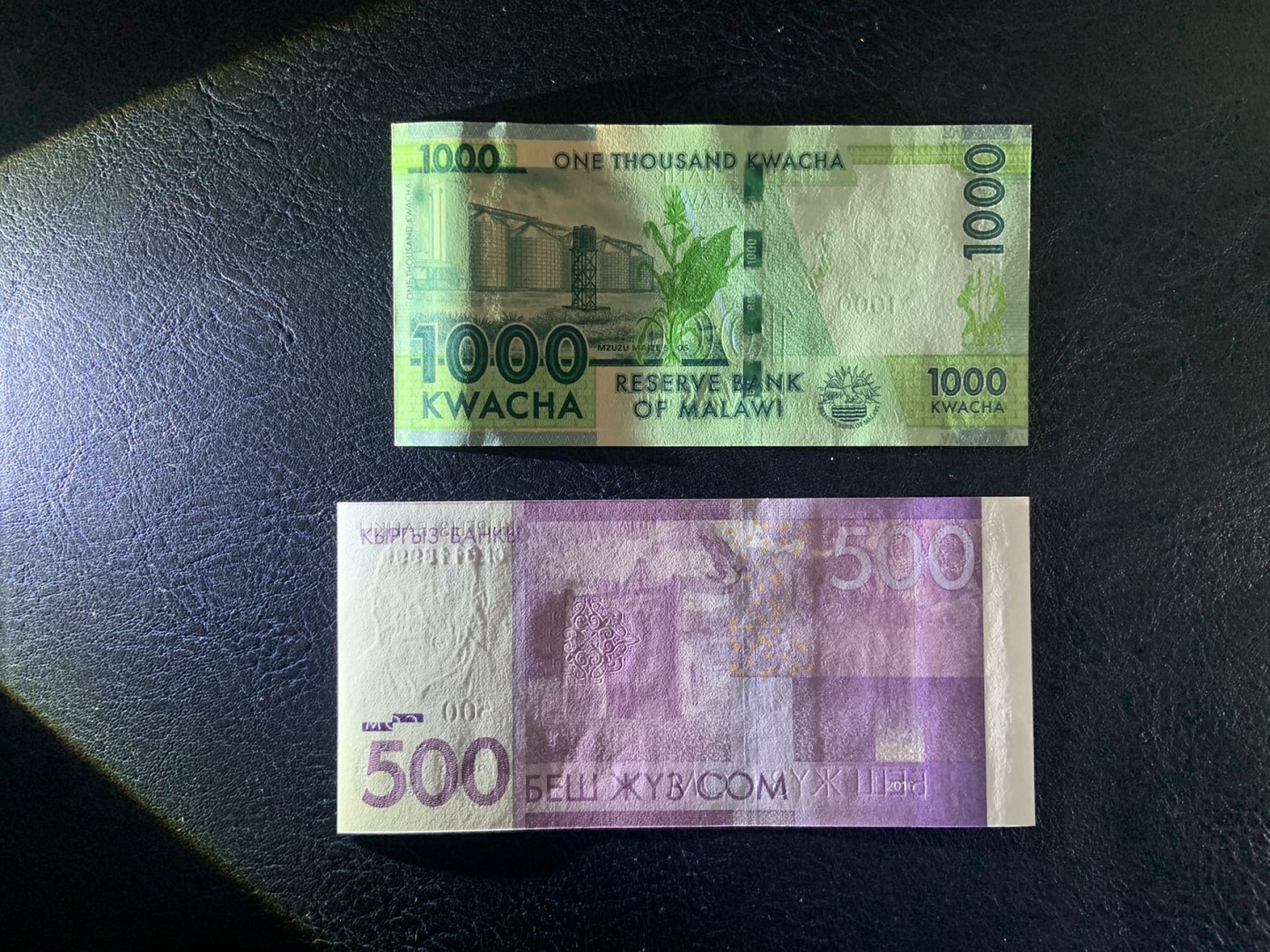 收藏联盟Quantum Auction 第323期拍卖 (需要寄存以及更改收货地址请提前告知) 马拉维2020年1000克瓦查和吉尔吉斯斯坦2016年500索姆 品相全新UNC 999 000豹子号 其中一个为倒置号
