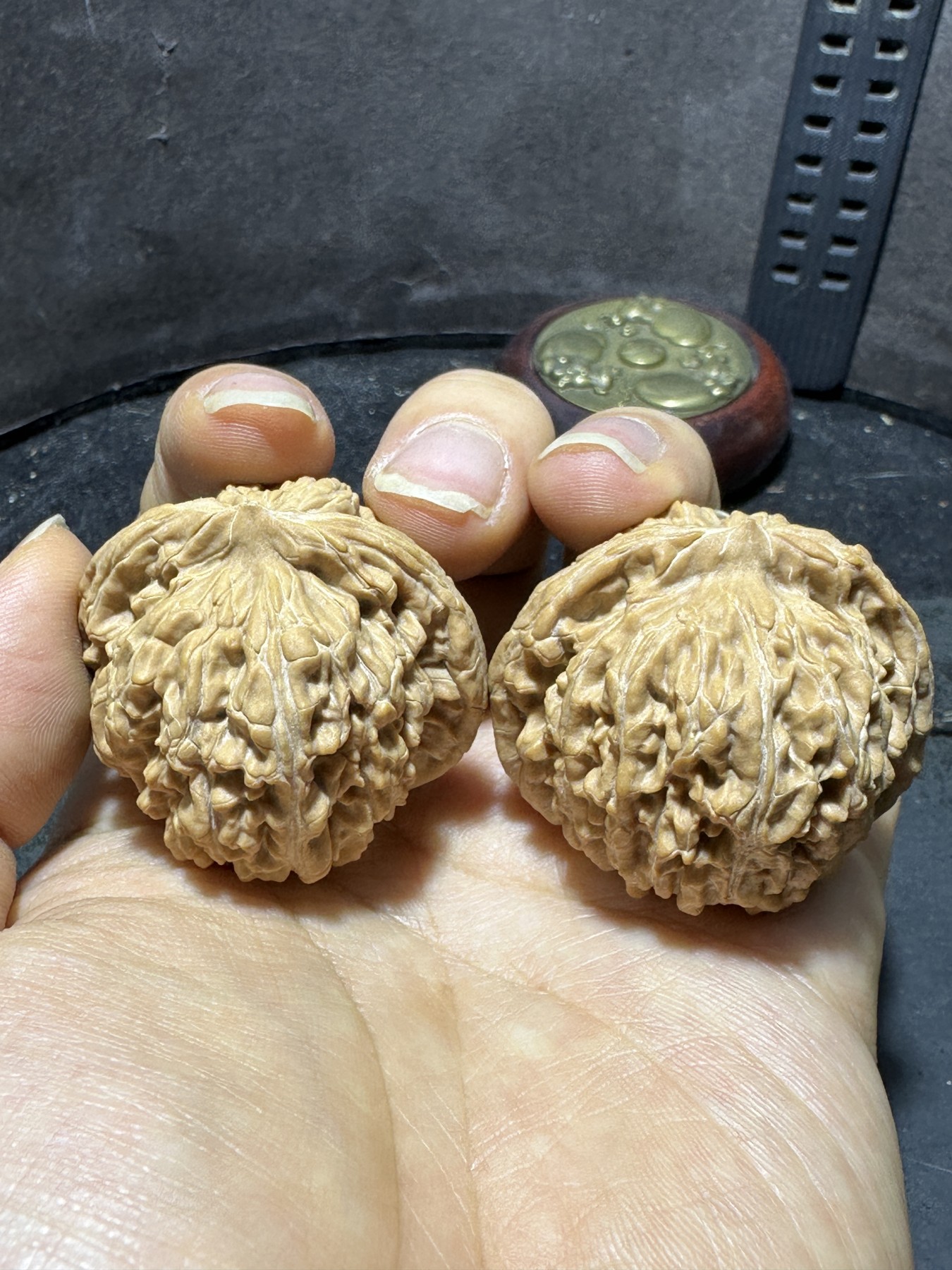 精美原桩四座楼狮子头文玩核桃一对，