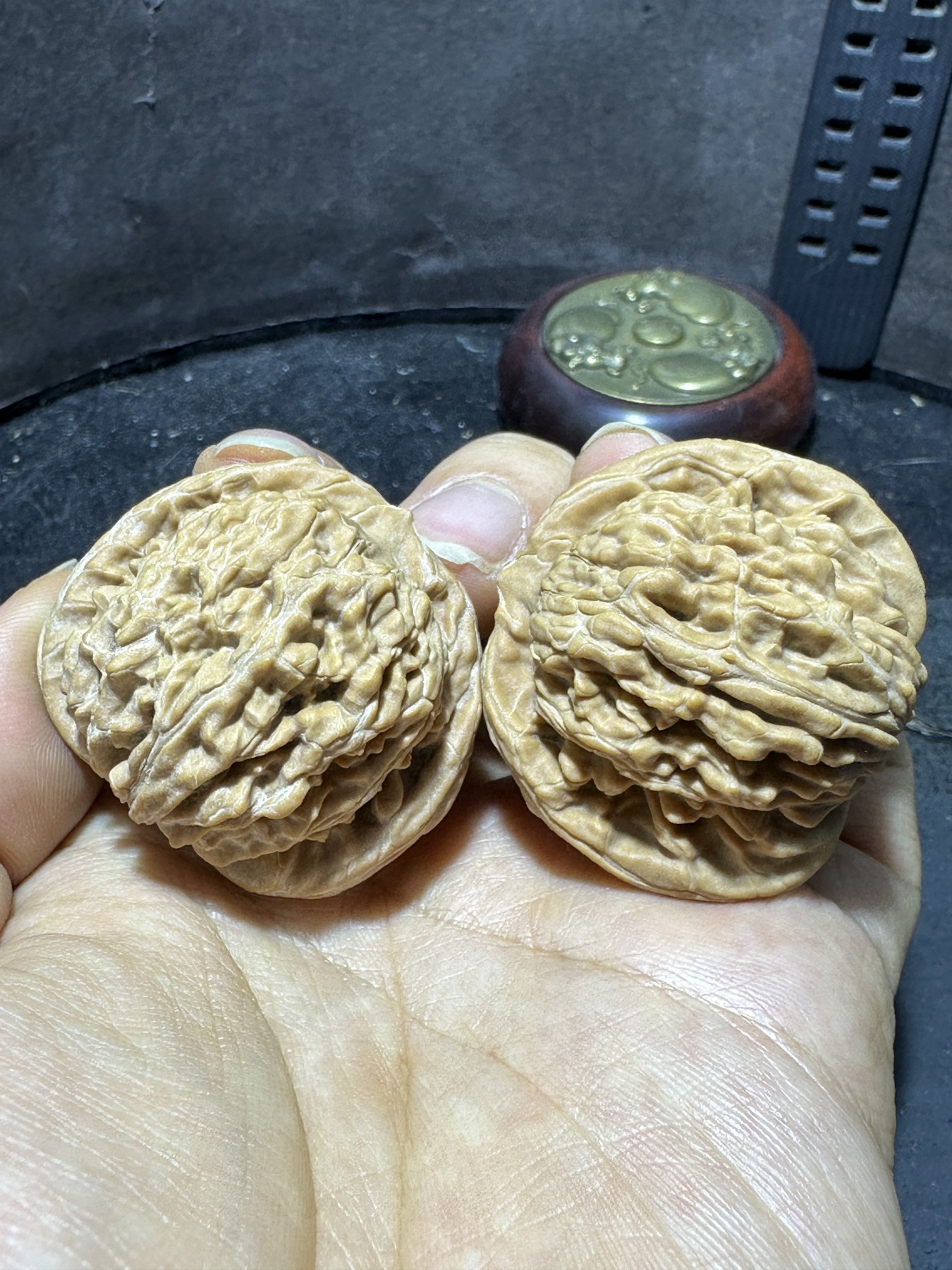 精美原桩四座楼狮子头文玩核桃一对，