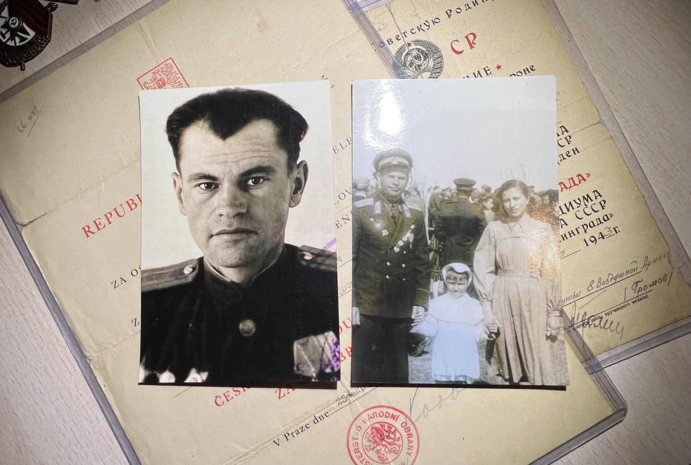 大猫徽章拍卖第241期  苏联核试验场警卫主任—沙波瓦尔·伊万·捷连切维奇中校同志的红旗双二卫双红星套章，二卫为蟹版，22w红星为台阶红星，事迹如图。全套勋章奖章均带证书，不缺一章不少一证，还包含沙波瓦尔同志的照片和升官令，集齐战功、服役、劳动、版本和外国章等众多要素。战后调任核武试验场警卫，包含一块得主复刻略和大展示盒子