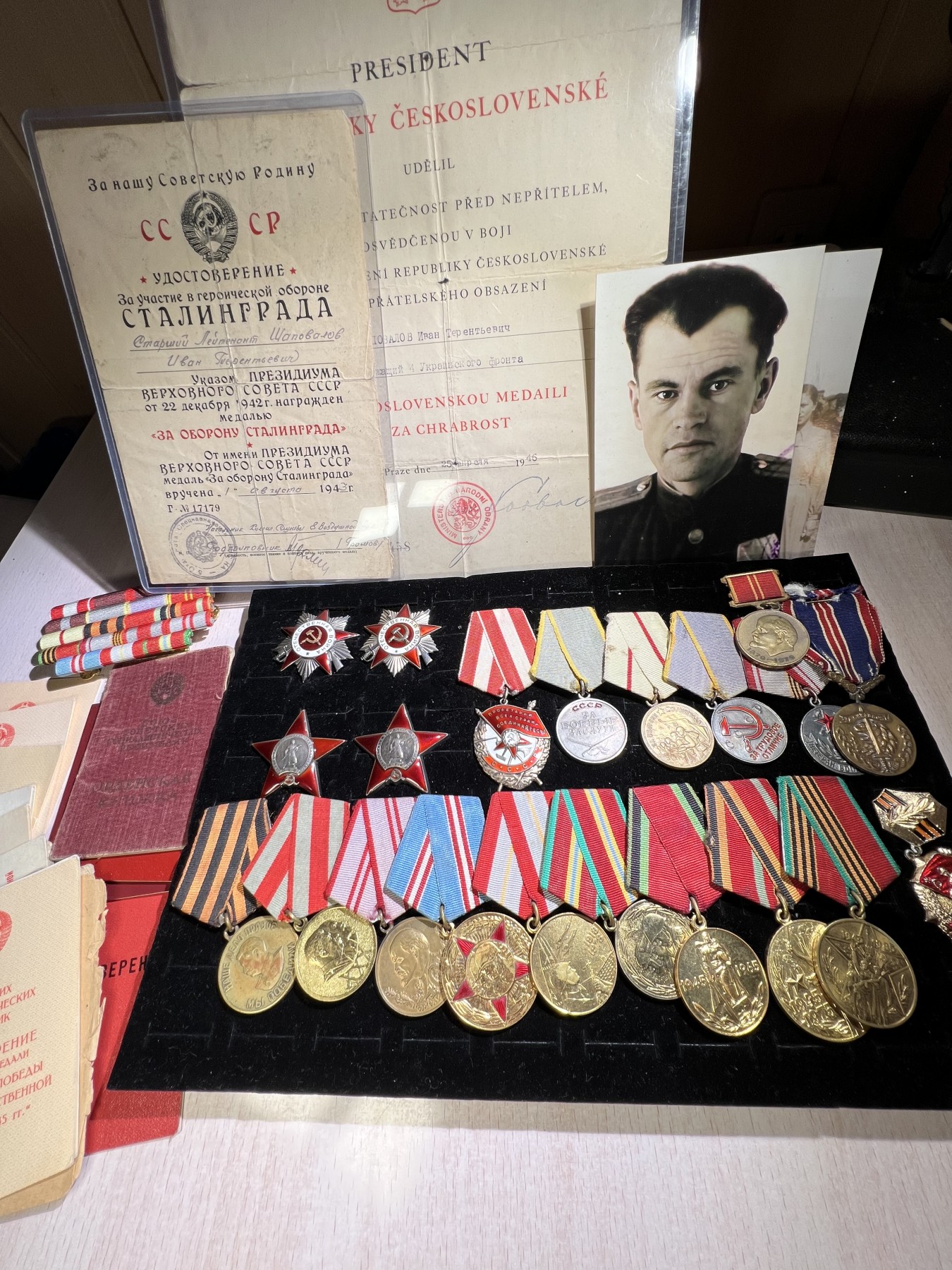 大猫徽章拍卖第241期  苏联核试验场警卫主任—沙波瓦尔·伊万·捷连切维奇中校同志的红旗双二卫双红星套章，二卫为蟹版，22w红星为台阶红星，事迹如图。全套勋章奖章均带证书，不缺一章不少一证，还包含沙波瓦尔同志的照片和升官令，集齐战功、服役、劳动、版本和外国章等众多要素。战后调任核武试验场警卫，包含一块得主复刻略和大展示盒子