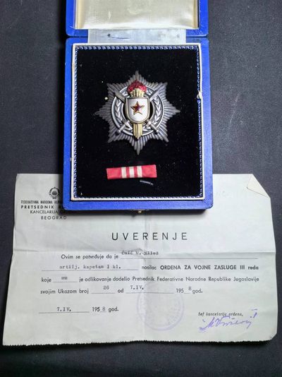 盛世勋华——号角文化勋章邮票专场拍卖第166期 - 南斯拉夫三级军事功勋勋章 银制 早期五火炬版 带厂标 900银标 带早期滚边原盒 带1958年实发证书 授予一名炮兵上尉 
