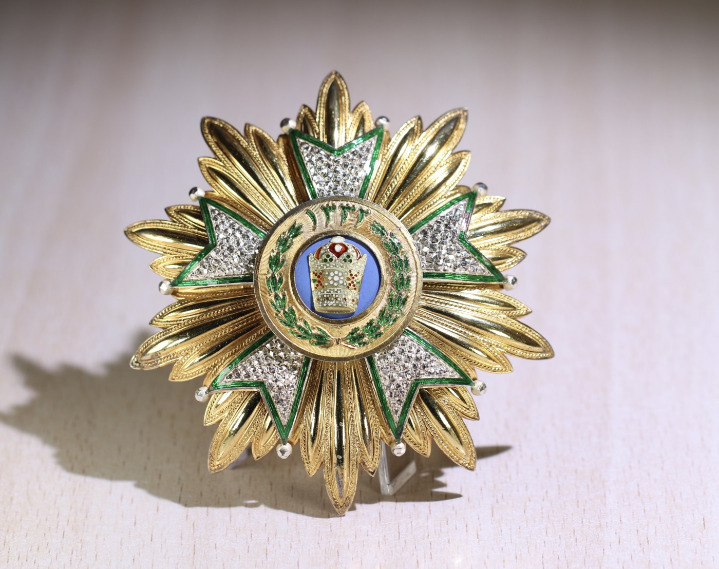 大猫徽章拍卖第241期  伊朗王国巴列维皇冠大十字勋章星芒章，法国亚瑟贝特朗制造。稀少。