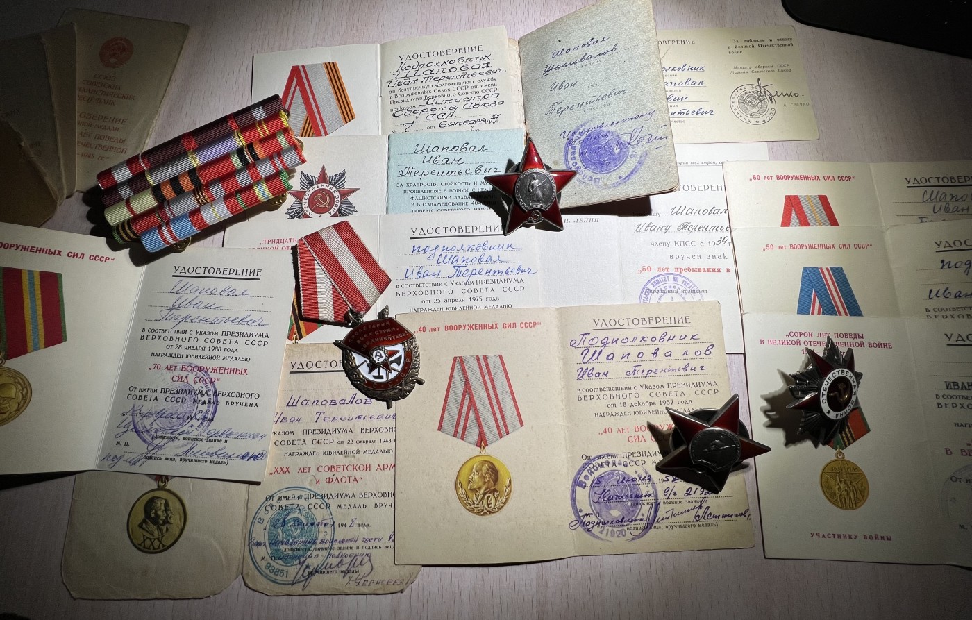 大猫徽章拍卖第241期  苏联核试验场警卫主任—沙波瓦尔·伊万·捷连切维奇中校同志的红旗双二卫双红星套章，二卫为蟹版，22w红星为台阶红星，事迹如图。全套勋章奖章均带证书，不缺一章不少一证，还包含沙波瓦尔同志的照片和升官令，集齐战功、服役、劳动、版本和外国章等众多要素。战后调任核武试验场警卫，包含一块得主复刻略和大展示盒子