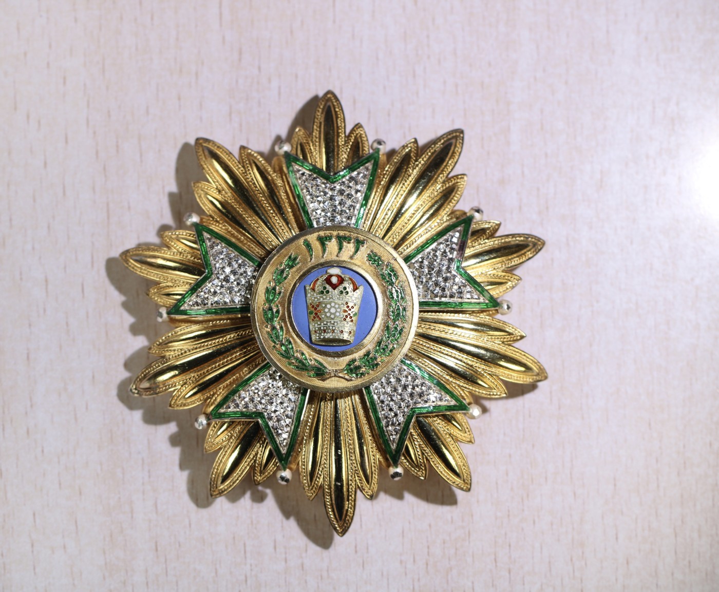 大猫徽章拍卖第241期  伊朗王国巴列维皇冠大十字勋章星芒章，法国亚瑟贝特朗制造。稀少。