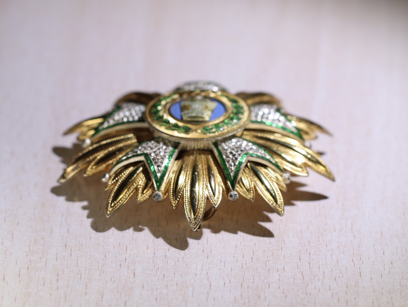 大猫徽章拍卖第241期  伊朗王国巴列维皇冠大十字勋章星芒章，法国亚瑟贝特朗制造。稀少。