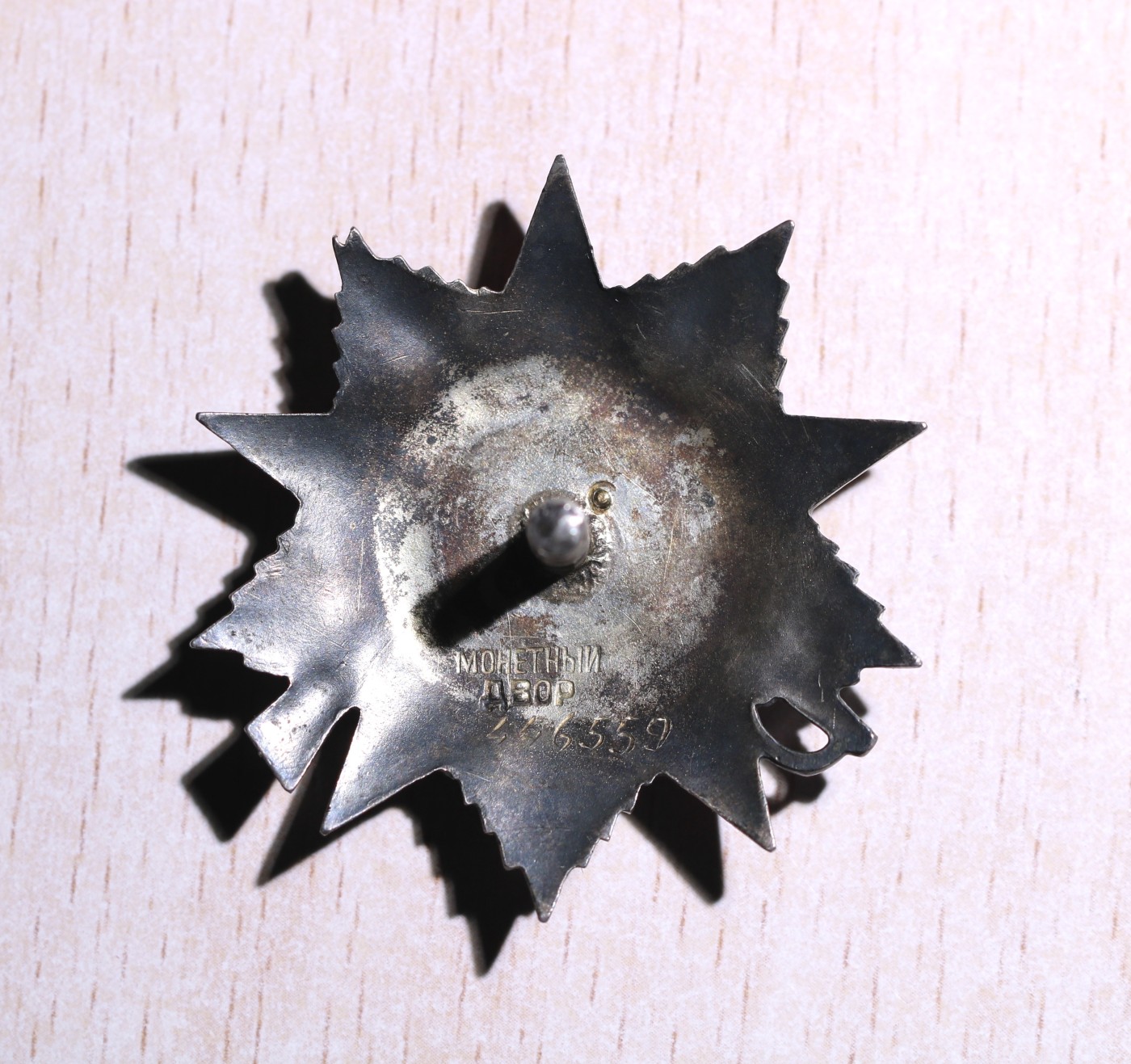 大猫徽章拍卖第241期  苏联核试验场警卫主任—沙波瓦尔·伊万·捷连切维奇中校同志的红旗双二卫双红星套章，二卫为蟹版，22w红星为台阶红星，事迹如图。全套勋章奖章均带证书，不缺一章不少一证，还包含沙波瓦尔同志的照片和升官令，集齐战功、服役、劳动、版本和外国章等众多要素。战后调任核武试验场警卫，包含一块得主复刻略和大展示盒子