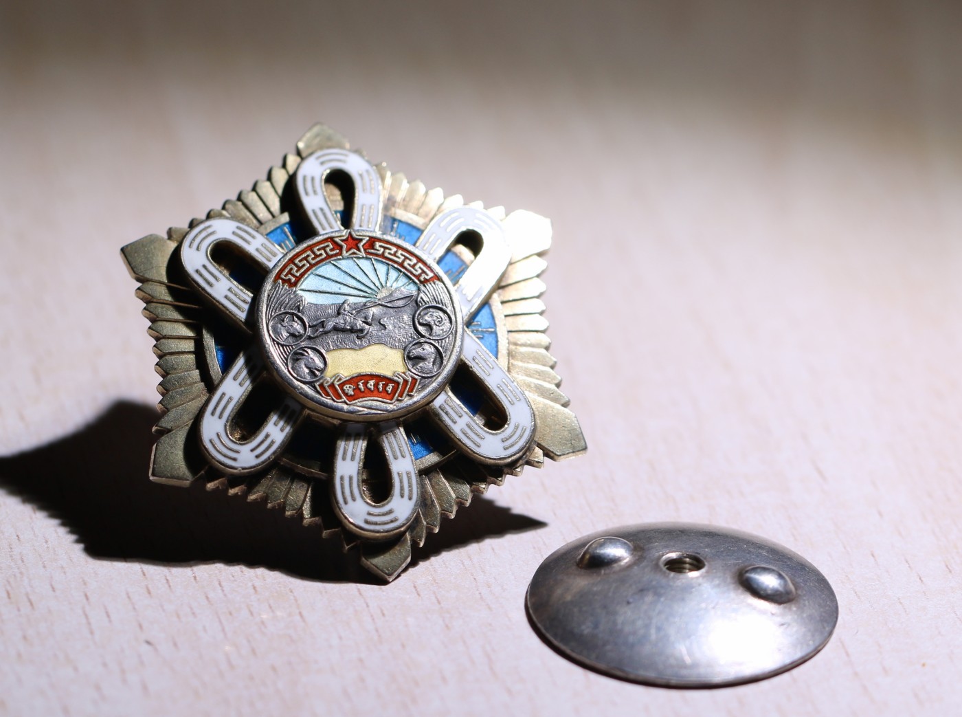 大猫徽章拍卖第241期  蒙古🇲🇳北极星勋章 老蒙文版 原配银轮