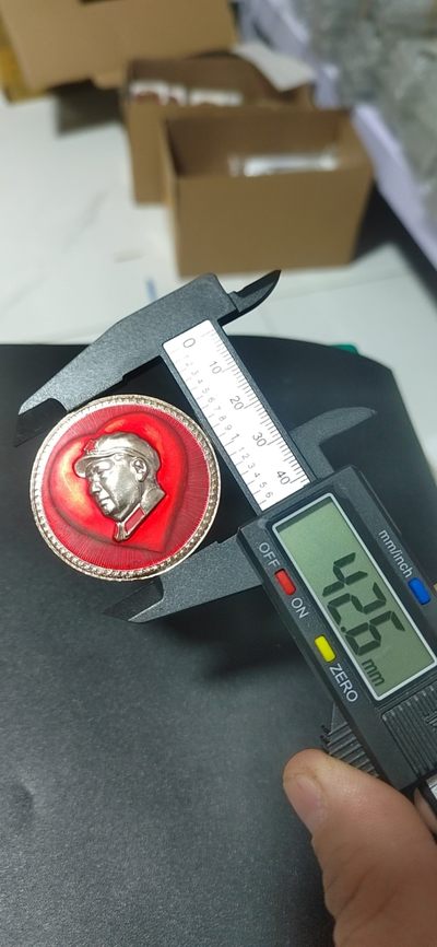 毛主席像章拍场 - 🔥🔥中间爱心背景图案🔥🔥毛主席像章，42.6毫米