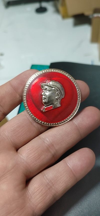 毛主席像章拍场 🔥🔥中间爱心背景图案🔥🔥毛主席像章，42.6毫米