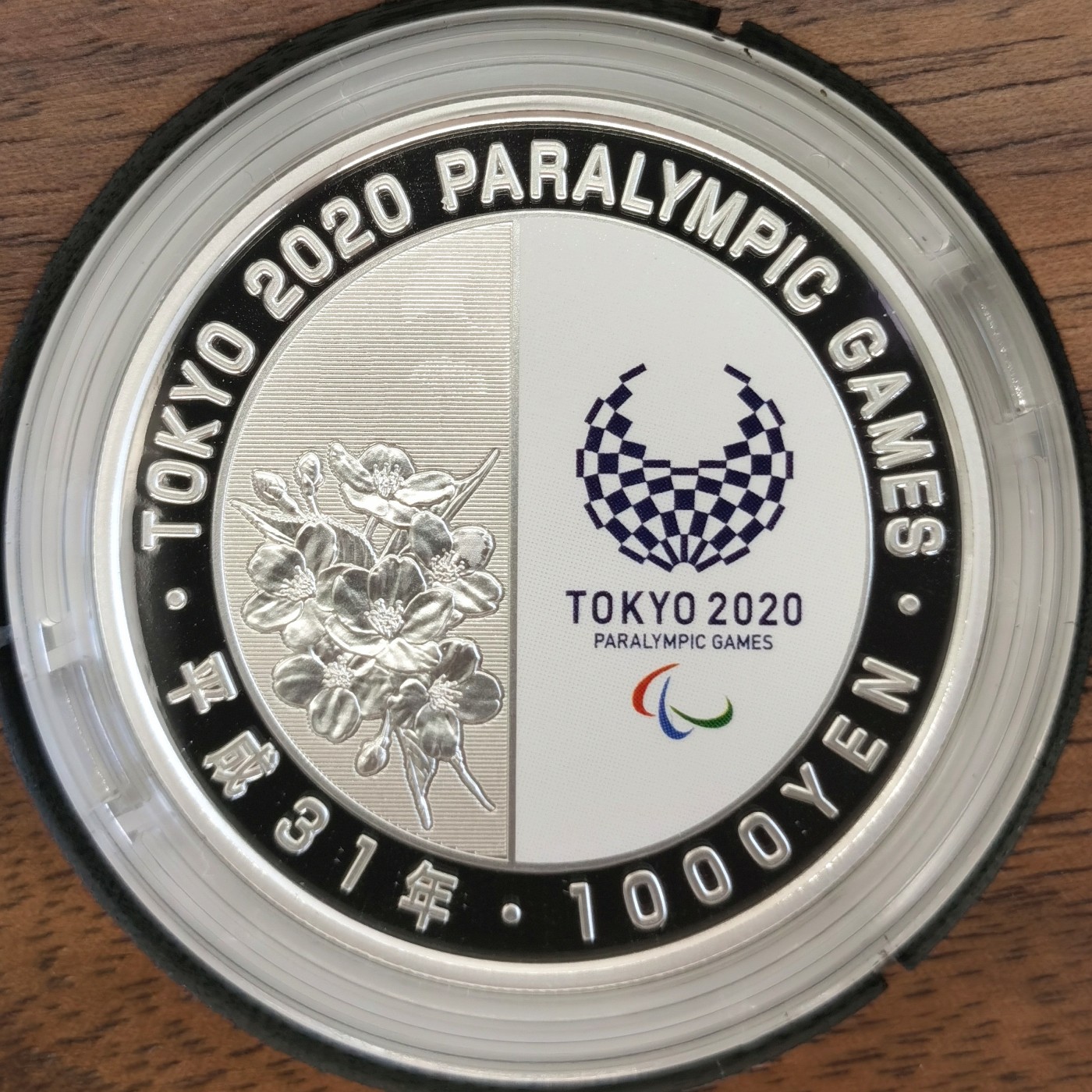 博洋堂世界钱币拍卖第064期（全场包邮） 2019年2020日本东京奥运会游泳1000日元精制纪念银币，直径40mm，重31.1g，999银,发行量10万枚。全新出厂原盒精制币，极为漂亮的原盒包装设计盒，别具一格
