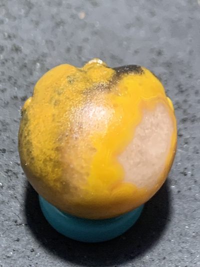 精美亚光冰飘鸡油黄战国红玛瑙手工俏色巧雕童子圆珠一个， 精美亚光冰飘鸡油黄战国红玛瑙手工俏色巧雕童子圆珠一个，