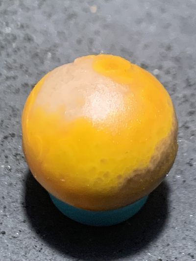 精美亚光冰飘鸡油黄战国红玛瑙手工俏色巧雕童子圆珠一个， 精美亚光冰飘鸡油黄战国红玛瑙手工俏色巧雕童子圆珠一个，