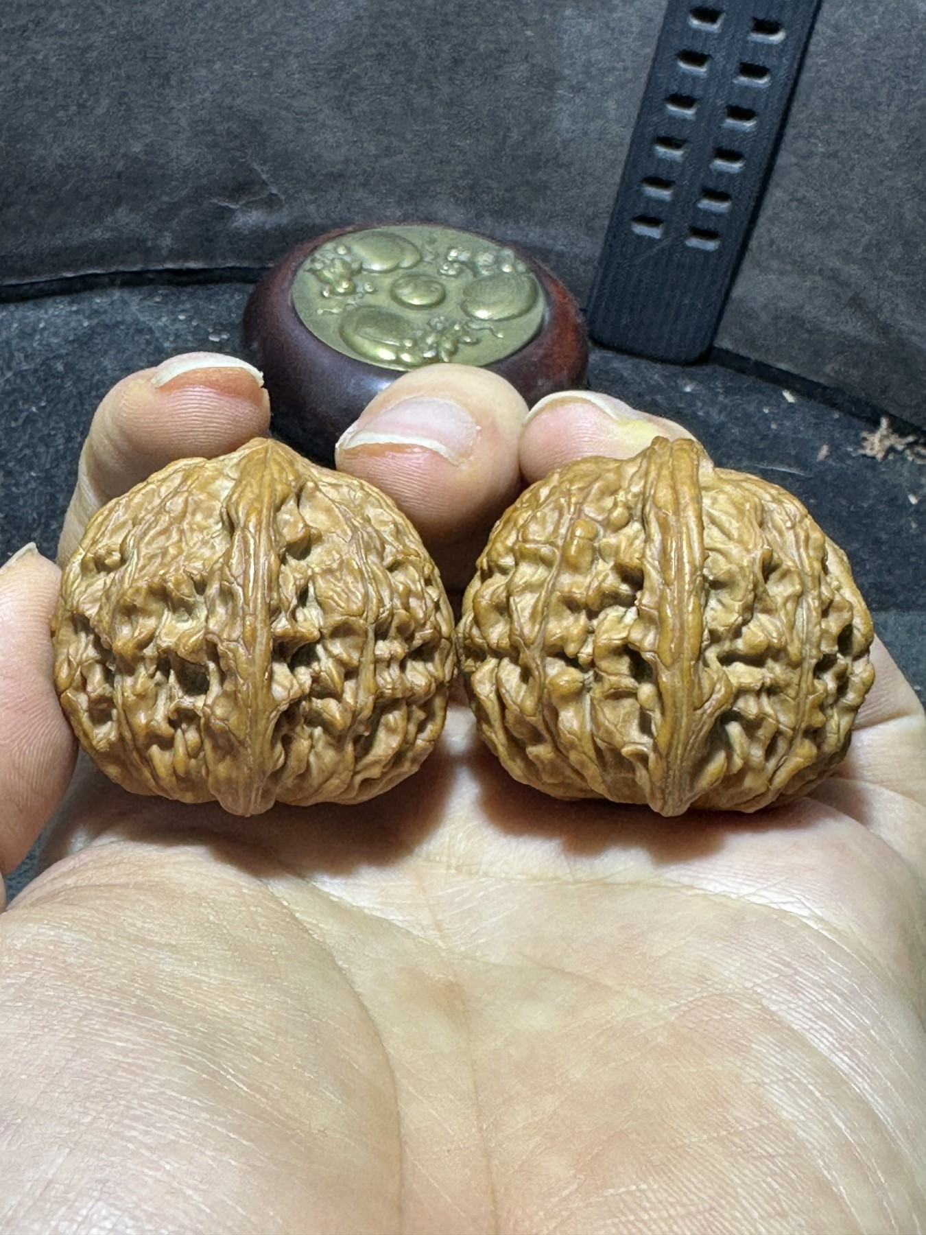 精美原桩闷尖磨盘狮子头文玩核桃一对，