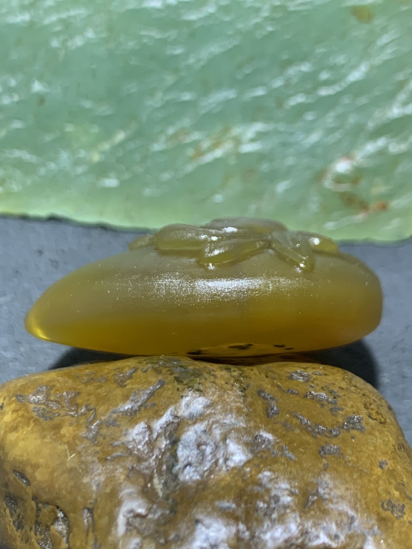 精美亚光高润度冰飘心冻料鸡油黄蒙料战国红玛瑙雕刻荷花吊坠一个