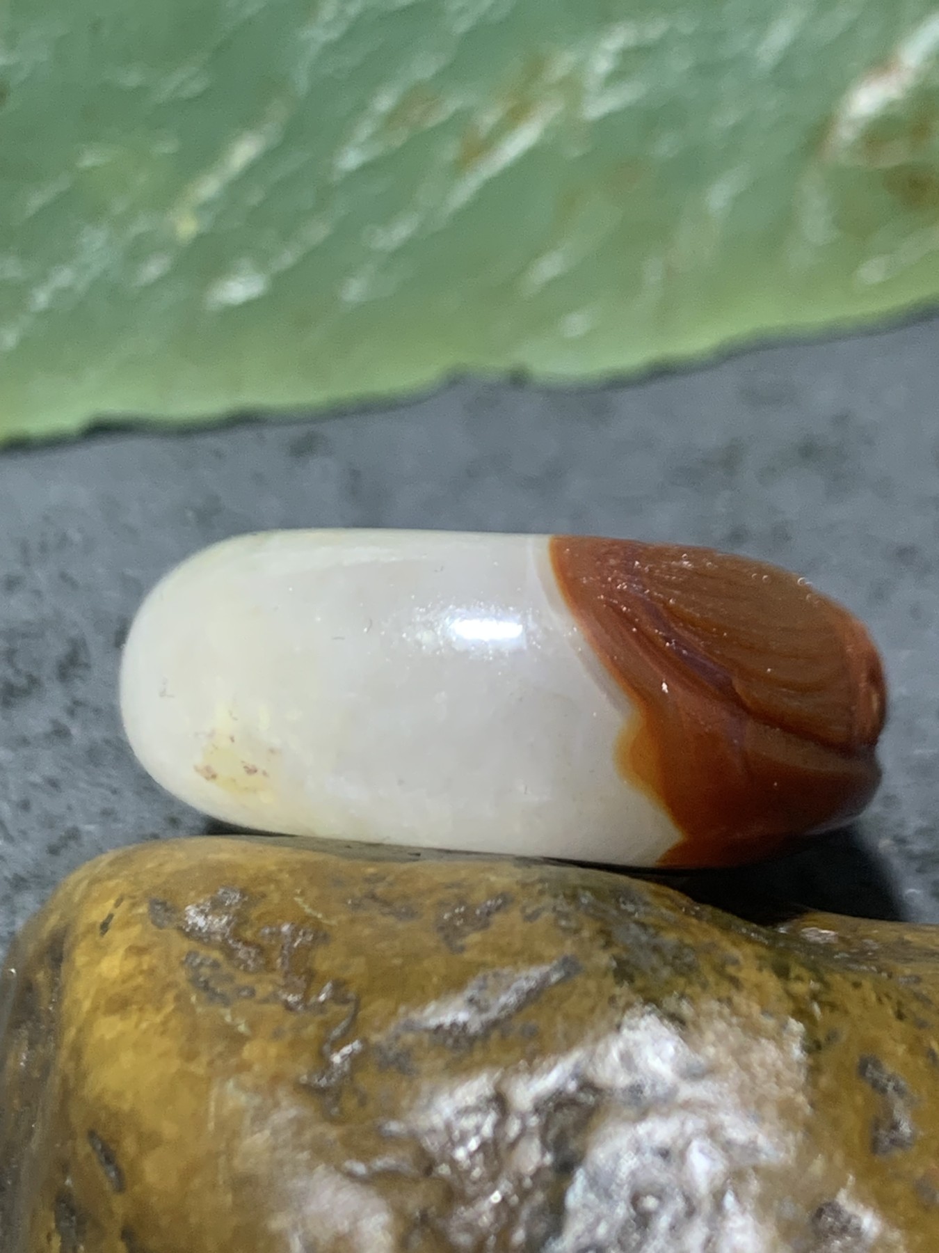 精美亚光高玉化冰飘战国红玛瑙手工俏色巧雕灵猴平安扣一个，