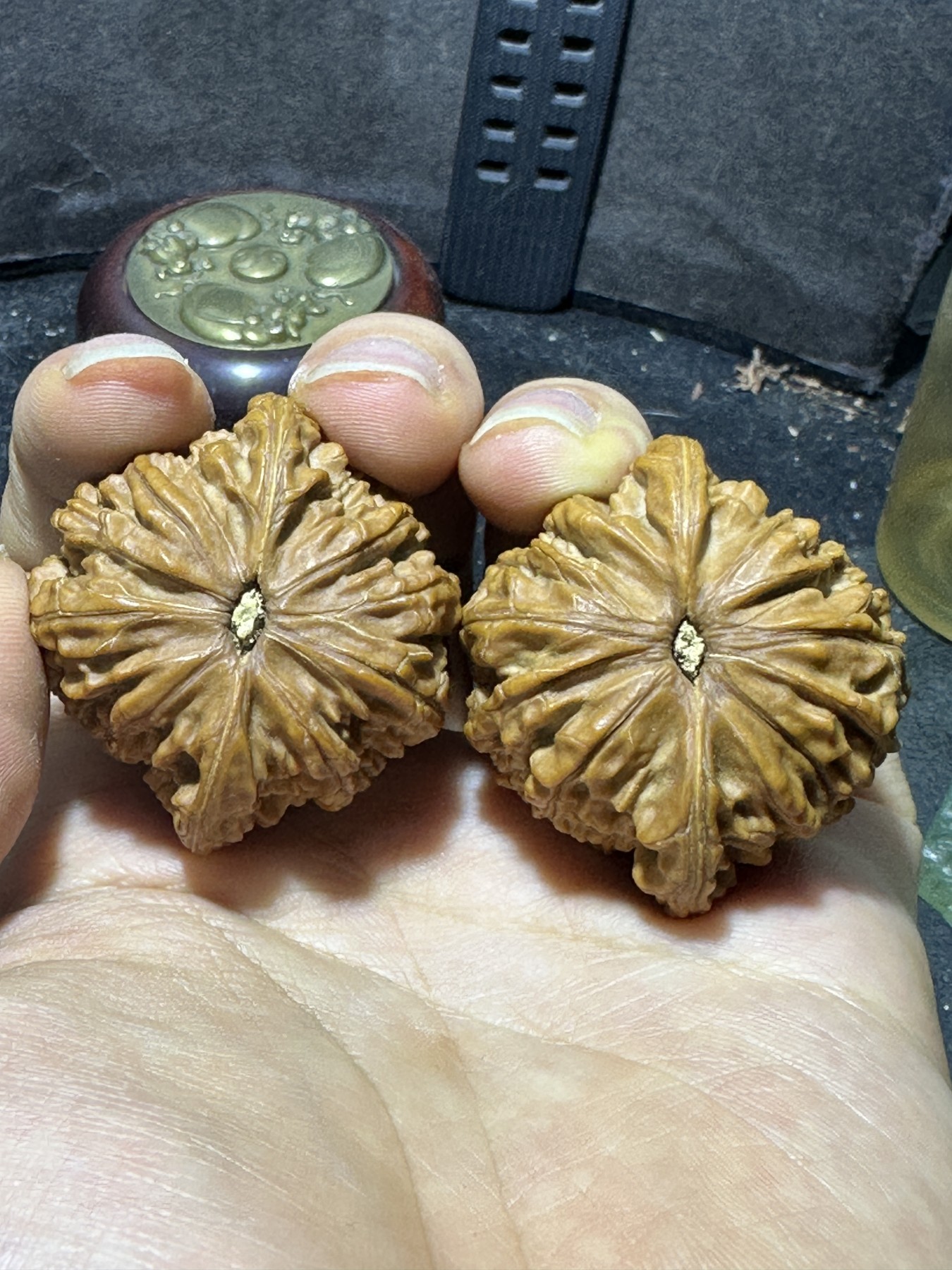精美原桩闷尖磨盘狮子头文玩核桃一对，
