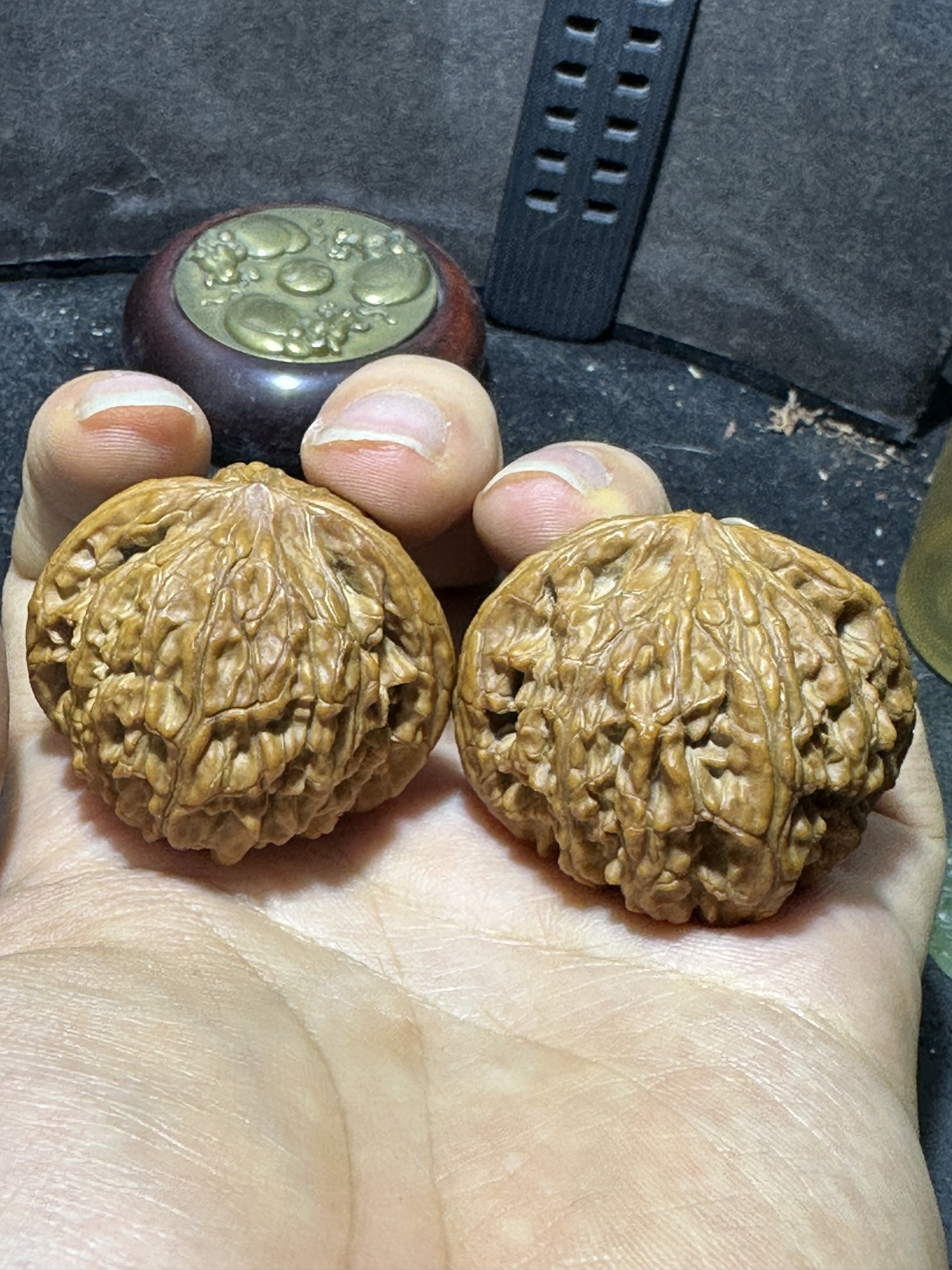 精美原桩闷尖磨盘狮子头文玩核桃一对，