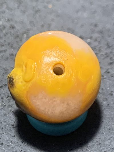 精美亚光冰飘鸡油黄战国红玛瑙手工俏色巧雕童子圆珠一个， 精美亚光冰飘鸡油黄战国红玛瑙手工俏色巧雕童子圆珠一个，