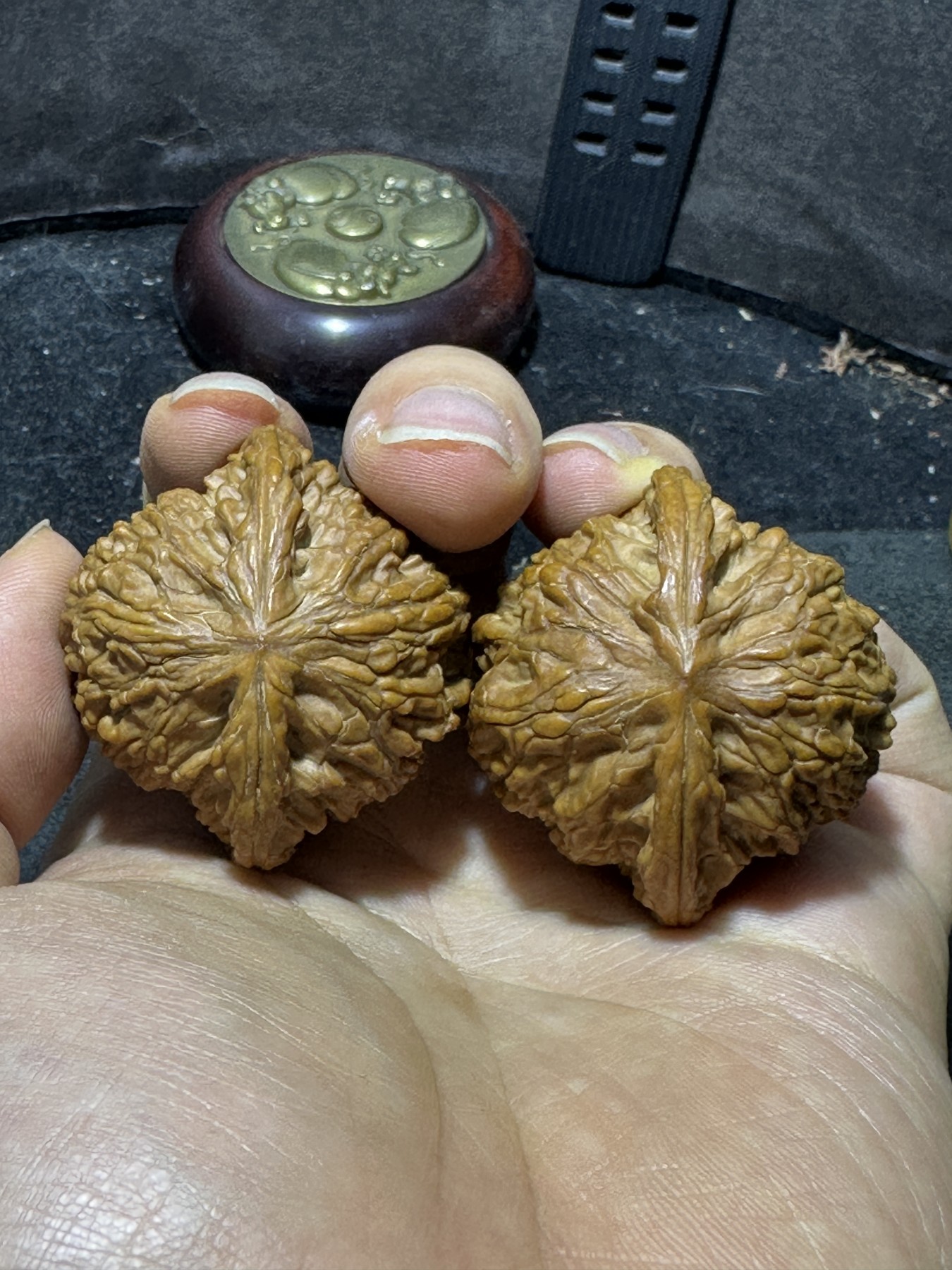 精美原桩闷尖磨盘狮子头文玩核桃一对，