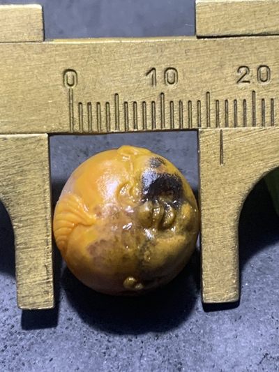 精美亚光冰飘鸡油黄战国红玛瑙手工俏色巧雕童子圆珠一个， 精美亚光冰飘鸡油黄战国红玛瑙手工俏色巧雕童子圆珠一个，